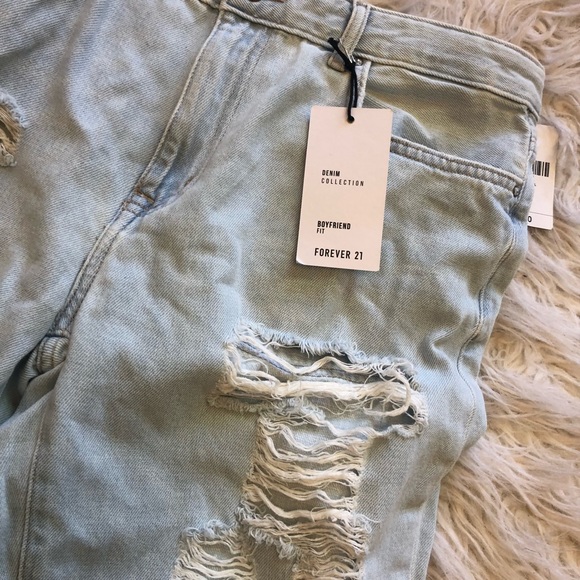 These are not your “Boyfriend” Jeans 😜 - Picture 3 of 5